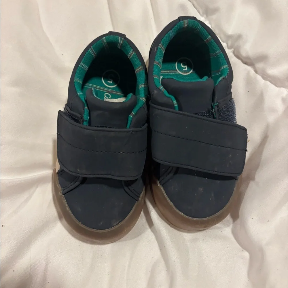 Cat & Jack Black and Green Kids Sneakers size 5- with straps